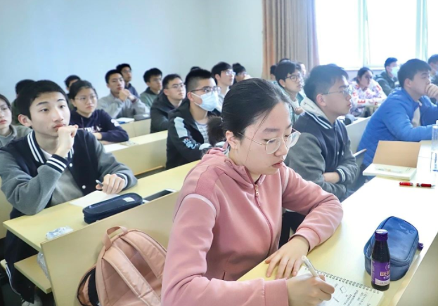 宝贵的时光用来刷题和追求高分部分学生放弃感兴趣却难度较高的课程 宝贵的时光用来刷题和追求高分部分学生放弃感兴趣却难度较高的课程